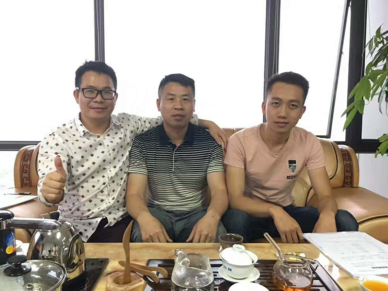 湖南周老板現(xiàn)場簽約Z5161全自動鑄造機