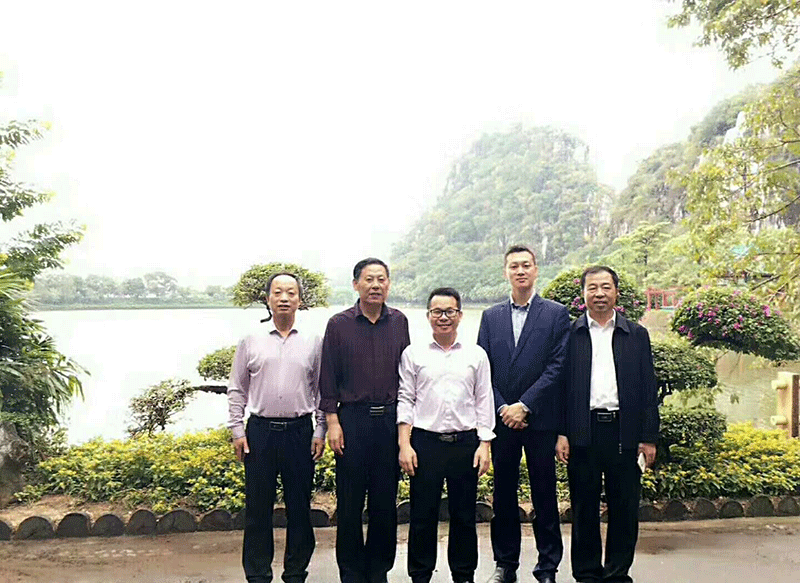 中鑄機(jī)械盧總與中國鑄造協(xié)會(huì)成員合影
