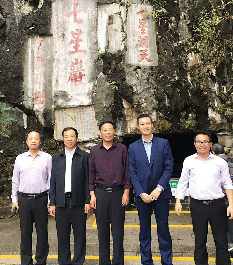中鑄機(jī)械盧總與中國鑄造協(xié)會(huì)成員合影