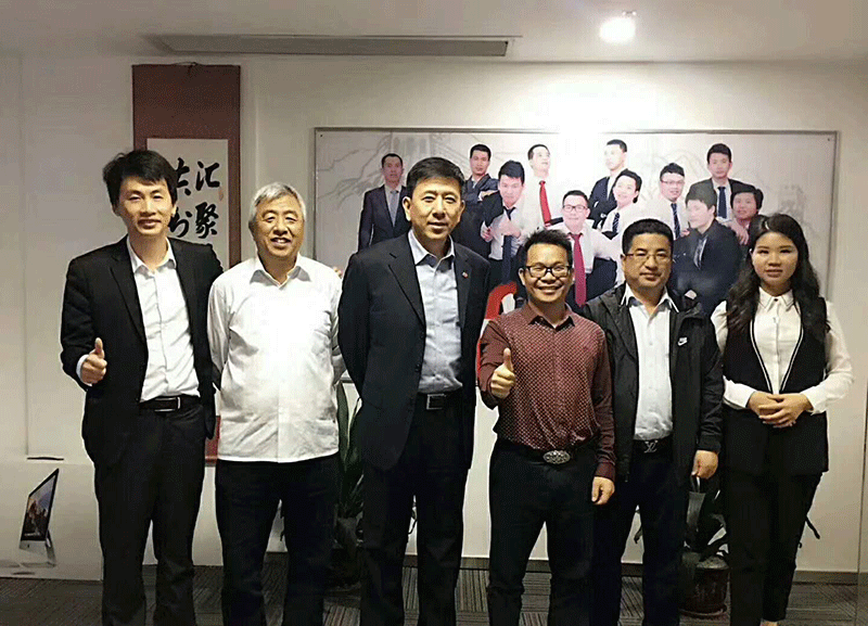 中鑄機(jī)械盧總與中國鑄造協(xié)會(huì)成員合影