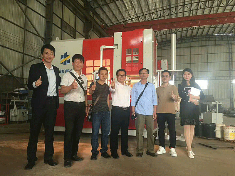 與越南客戶考察團合影留念