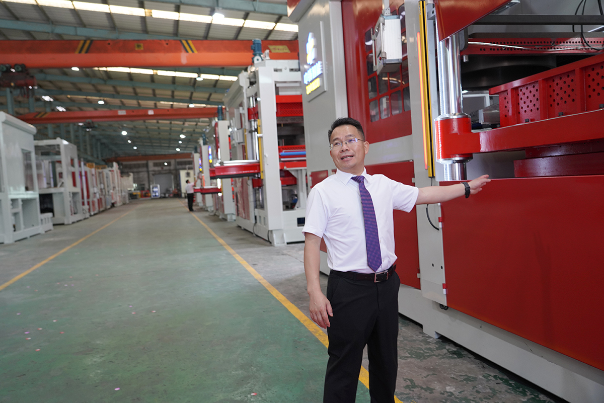 美邦集團(tuán)董事長(zhǎng)盧紹宋介紹中鑄造型機(jī)